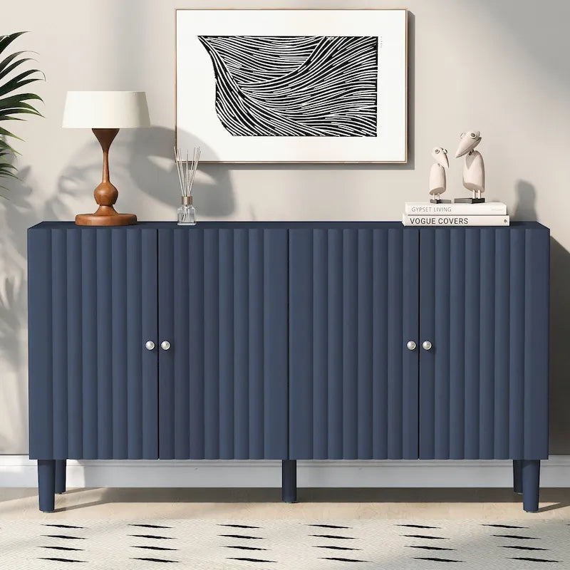 Elegante aparador de cuatro puertas con puertas de diseño ondulado, patas cilíndricas y elegantes tiradores metálicos, ajustable, para sala de estar
