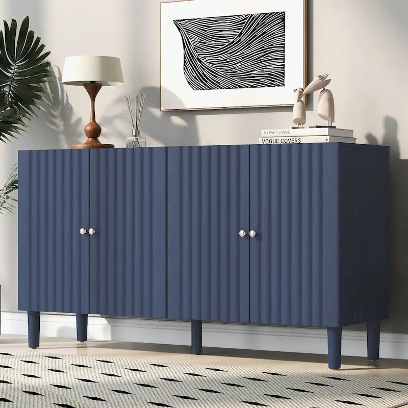 Elegante aparador de cuatro puertas con puertas de diseño ondulado, patas cilíndricas y elegantes tiradores metálicos, ajustable, para sala de estar