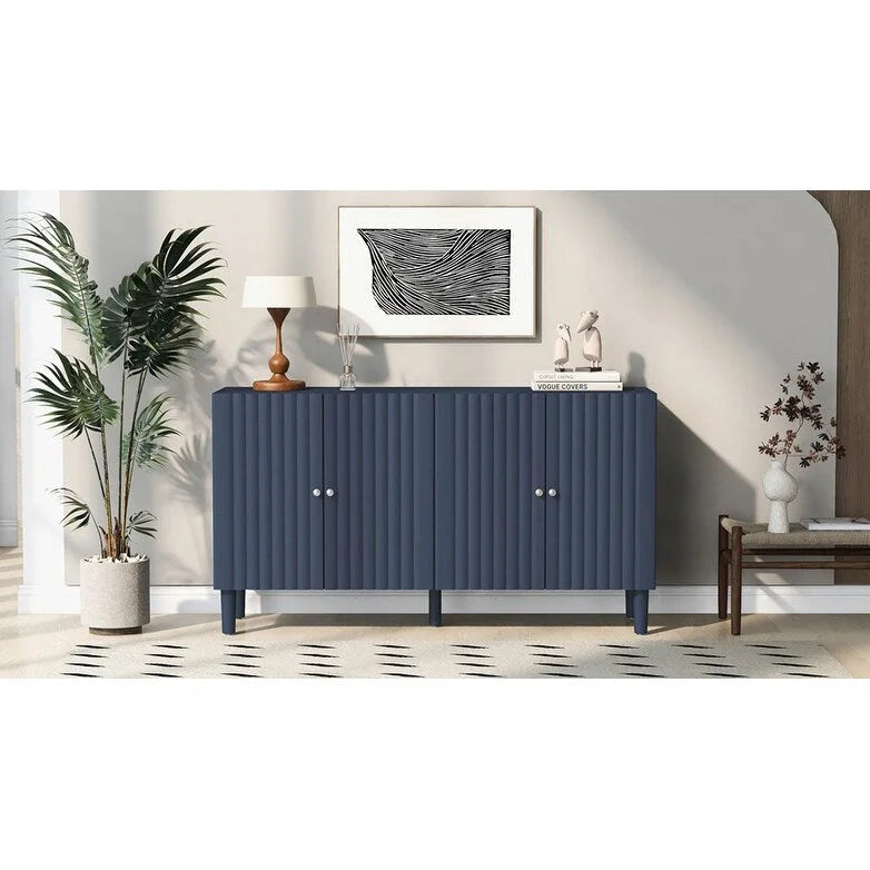 Elegante aparador de cuatro puertas con puertas de diseño ondulado, patas cilíndricas y elegantes tiradores metálicos, ajustable, para sala de estar