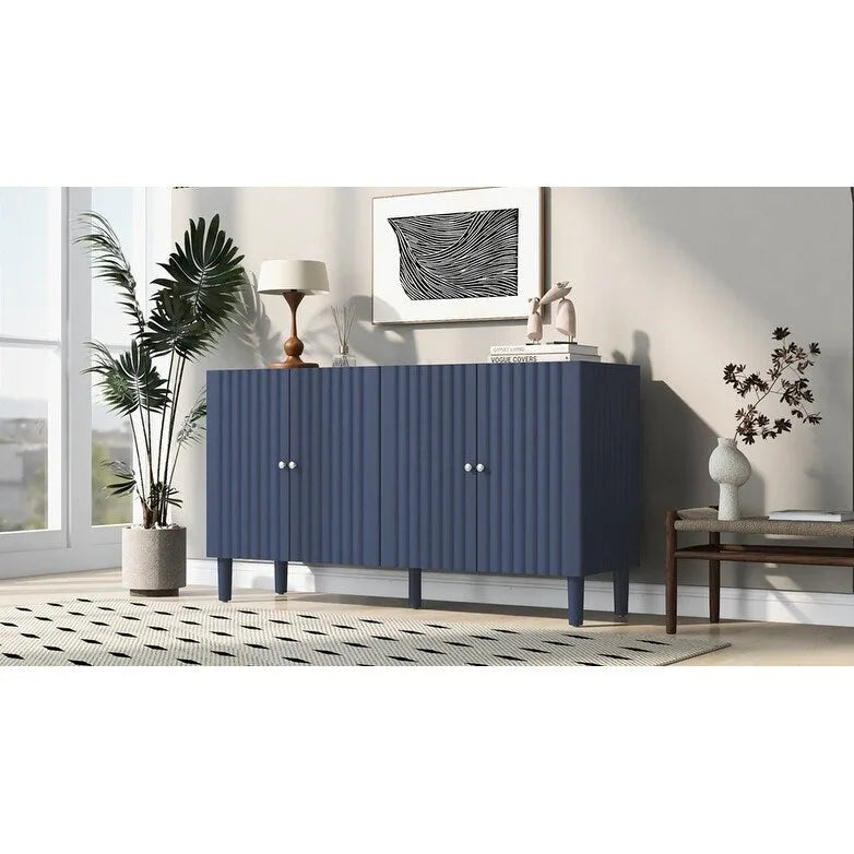 Elegante aparador de cuatro puertas con puertas de diseño ondulado, patas cilíndricas y elegantes tiradores metálicos, ajustable, para sala de estar