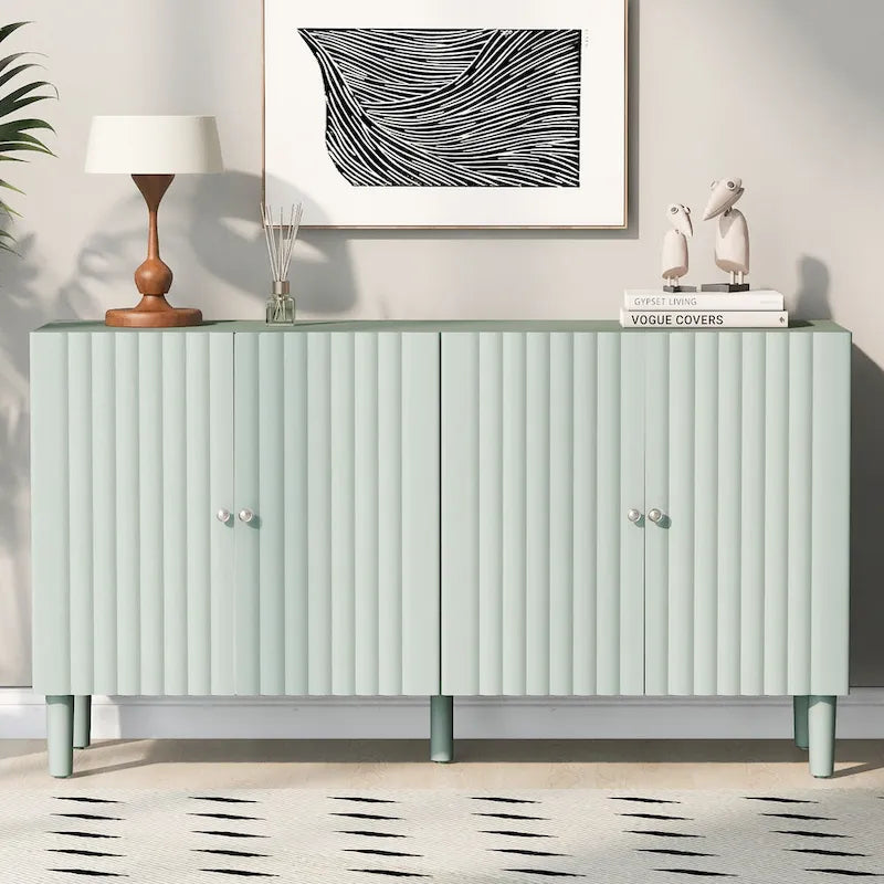 Elegante aparador de cuatro puertas con puertas de diseño ondulado, patas cilíndricas y elegantes tiradores metálicos, ajustable, para sala de estar