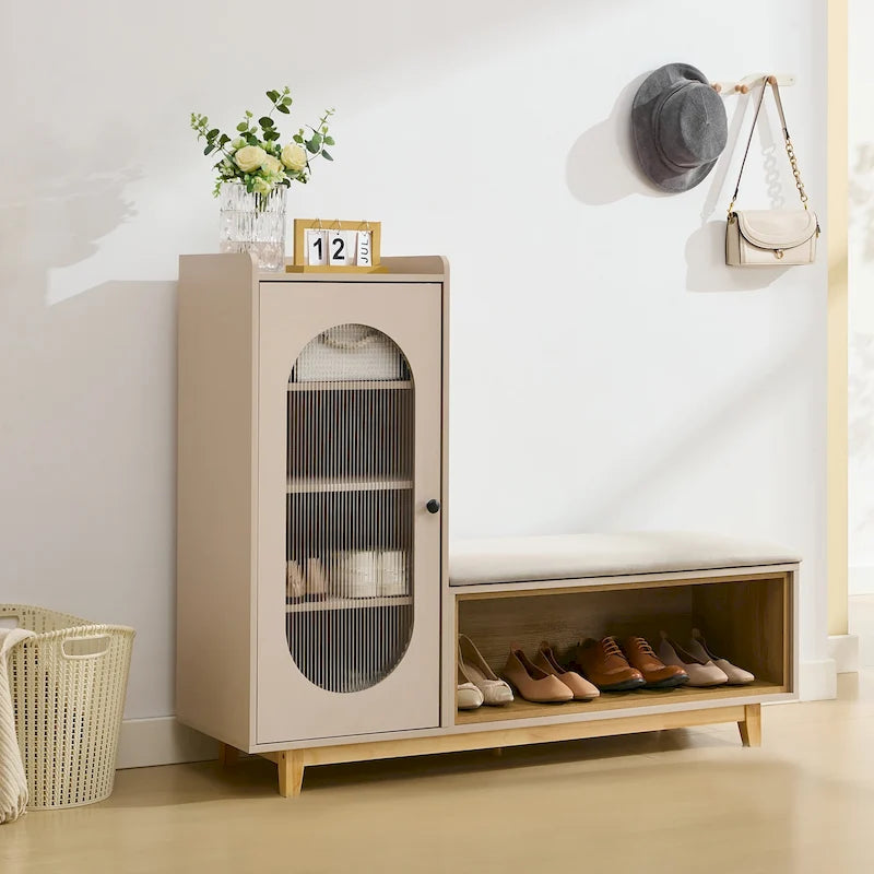 Banc à chaussures blanc crème avec meuble de rangement et pieds en bois massif pour une entrée bien organisée