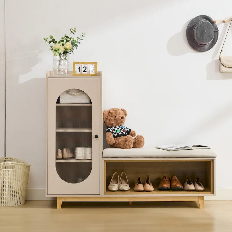 Banc à chaussures blanc crème avec meuble de rangement et pieds en bois massif pour une entrée bien organisée