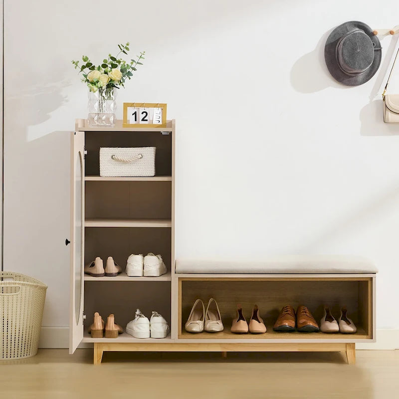 Banc à chaussures blanc crème avec meuble de rangement et pieds en bois massif pour une entrée bien organisée