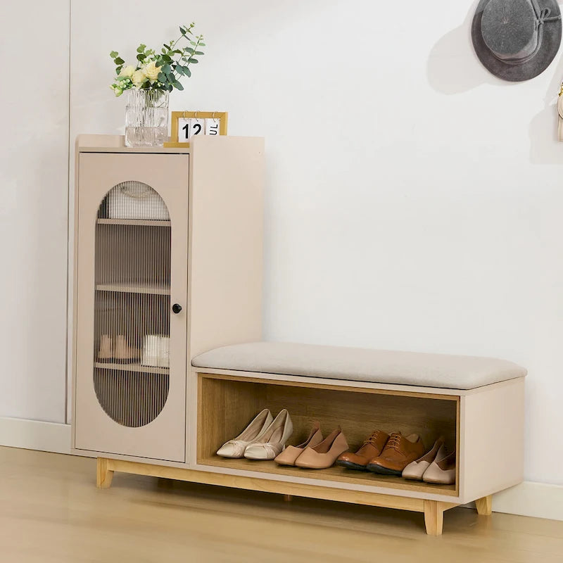 Banc à chaussures blanc crème avec meuble de rangement et pieds en bois massif pour une entrée bien organisée