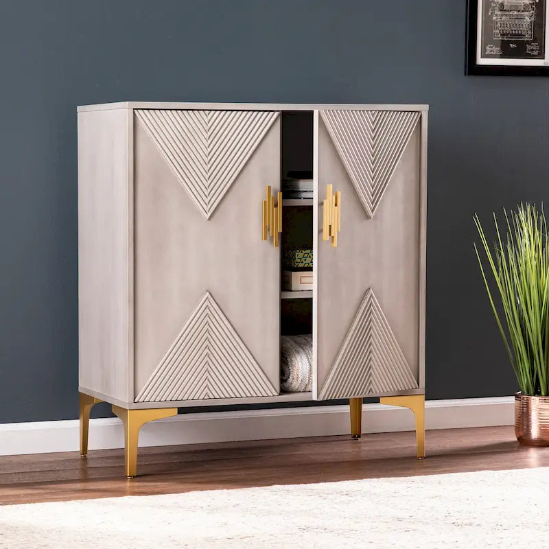 Grauer Holzschrank mit Beinen und Griffen in Goldoptik