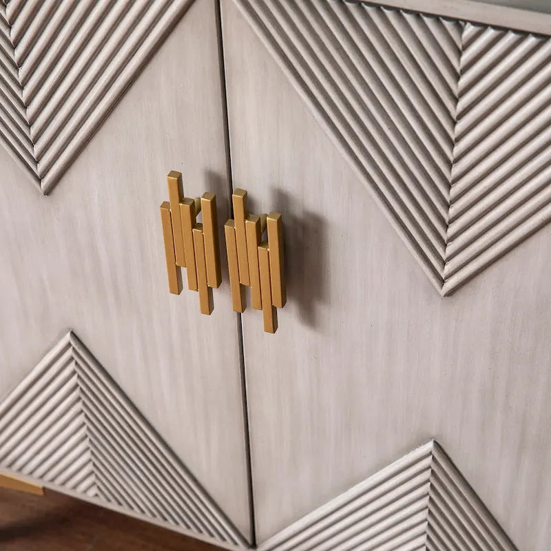 Grauer Holzschrank mit Beinen und Griffen in Goldoptik