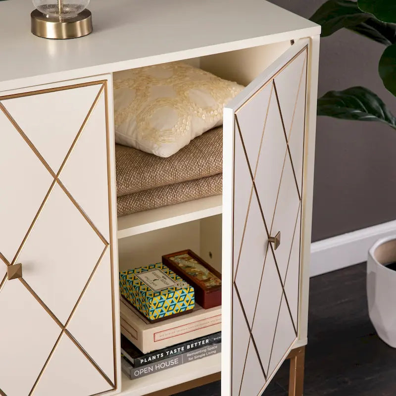 Armoire en bois contemporaine avec détails dorés