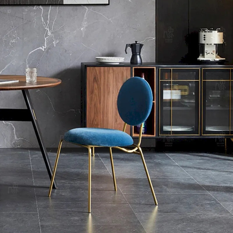 Buffet moderniste de 55.12 pouces à 3 portes, doté d’un cadre multicouche en bois massif et d’un placage en noyer ; livré entièrement assemblé.