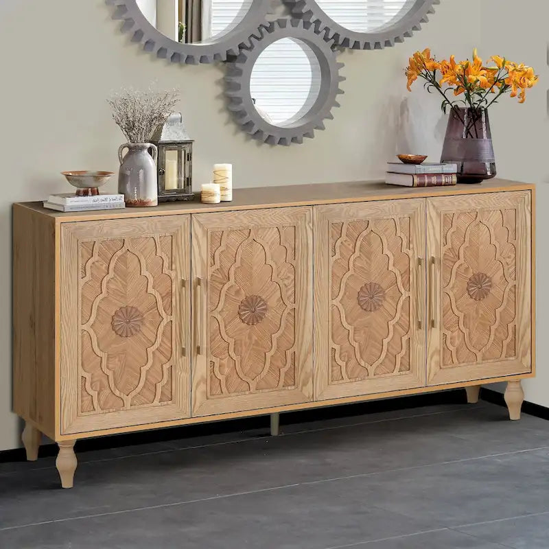 Grand meuble de rangement avec porte à fleurs sculptées et poignée en métal, idéal pour le salon, la cuisine ou l’entrée