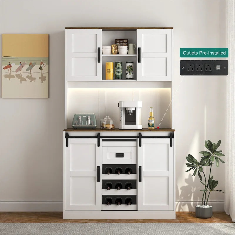 Meuble-bar de style farmhouse avec porte coulissante de grange, grand buffet de cuisine rustique faisant office de bar à café, blanc