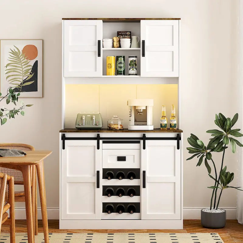 Meuble-bar de style farmhouse avec porte coulissante de grange, grand buffet de cuisine rustique faisant office de bar à café, blanc